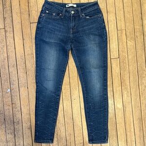 Size 7 Levi’s 535 Dark Blue Skinny Jeans